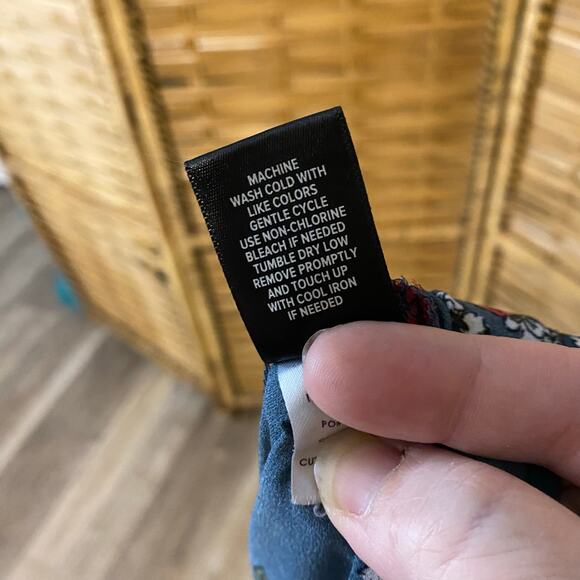 Torrid Size 4X Blue Red Floral High Neck Sleeveless Blouse plus size - Picture 5 of 7